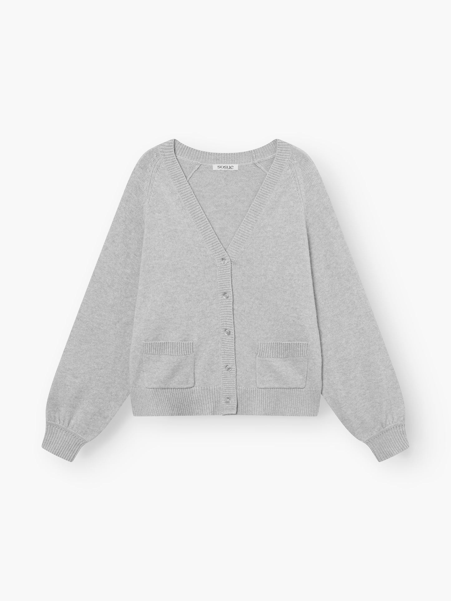 Der Bella Cardigan Light Grey für Damen überzeugt mit langen Ärmeln, Rippbündchen, zwei Fronttaschen und V-Ausschnitt - stilvoll präsentiert vor weißem Hintergrund.
