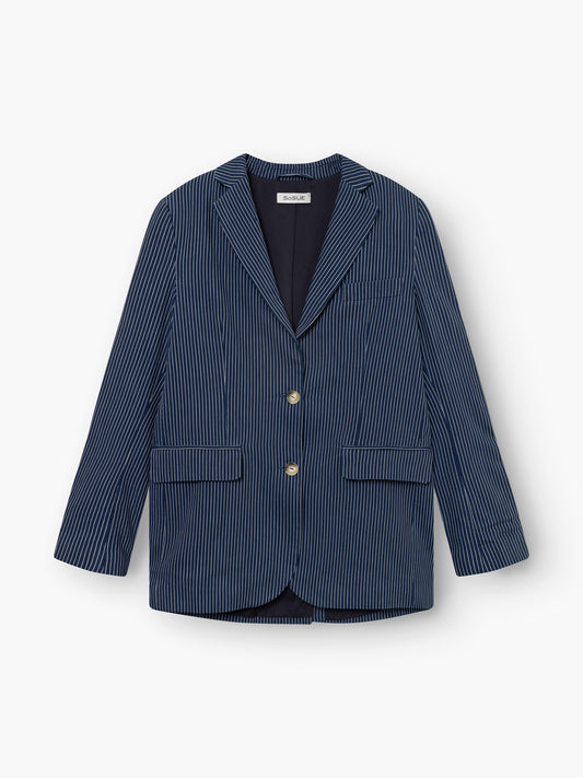 Der Blazer Pinstripe Navy hat schmale weiße vertikale Nadelstreifen, ein gekerbtes Revers, zwei goldene Knöpfe und zwei Klappentaschen vorne. Dieser elegante Blazer ist auf einem einfarbig weißen Hintergrund abgebildet.