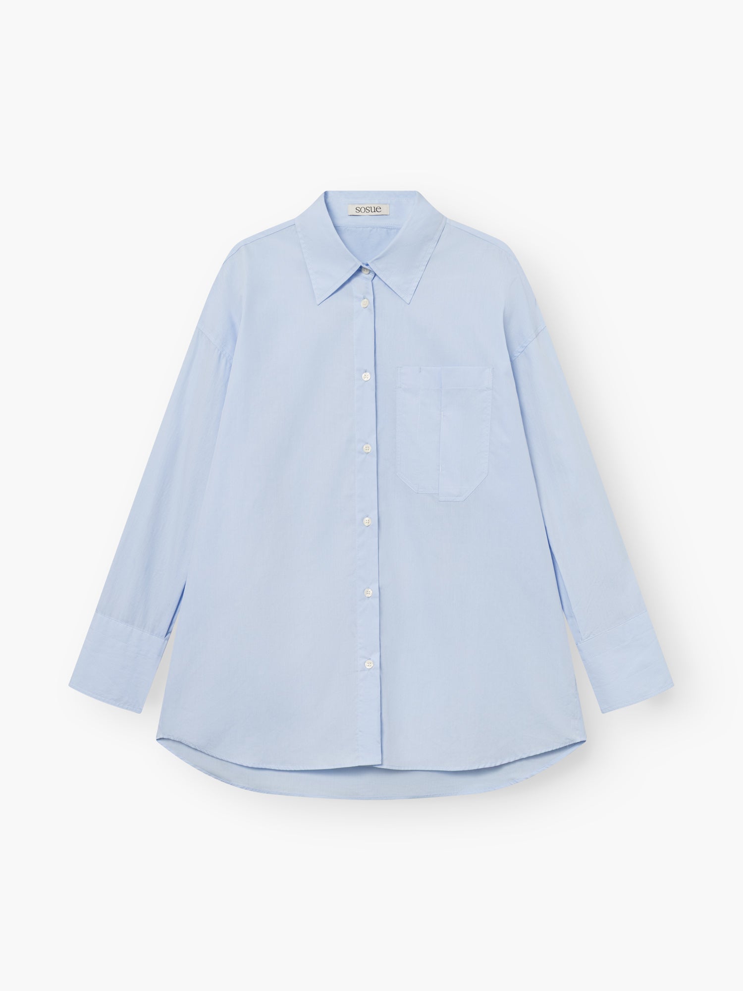 Bluse Boyfriend Hellblau: langärmelige, locker geschnittene Bluse mit spitzem Kragen und Brusttasche. Hergestellt aus 100% Baumwolle in Portugal, auf weißem Grund.