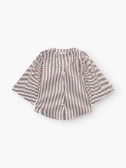 Die Bluse California Brown Stripes ist eine locker sitzende, langärmelige Baumwollbluse mit vertikalen braunen Streifen, V-Ausschnitt und Knöpfen vorne - ideal als Sommerbluse Damen. Flachgelegt auf weißem Grund.