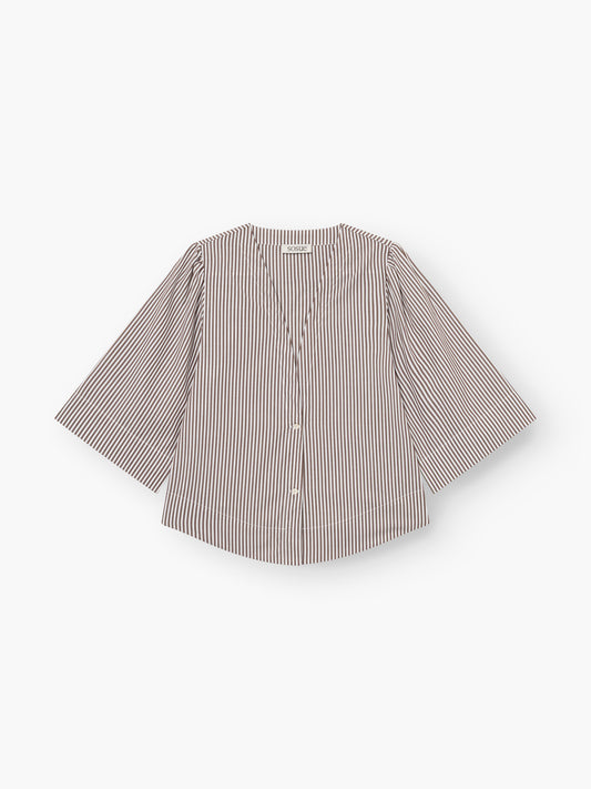 Die Bluse California Brown Stripes ist eine locker sitzende, langärmelige Baumwollbluse mit vertikalen braunen Streifen, V-Ausschnitt und Knöpfen vorne - ideal als Sommerbluse Damen. Flachgelegt auf weißem Grund.