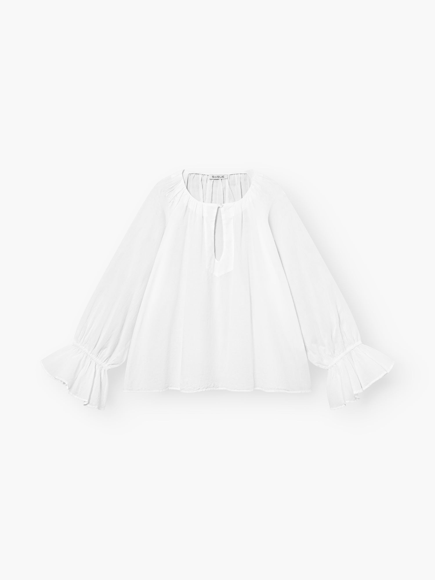 Bluse Carmen Weiß: Weiße, langärmelige Bluse in lockerer Passform mit gerafften Manschetten, gerafftem Halsausschnitt und kleinem Schlüsselloch vorne. Ausgestellt auf einem einfarbig weißen Hintergrund.