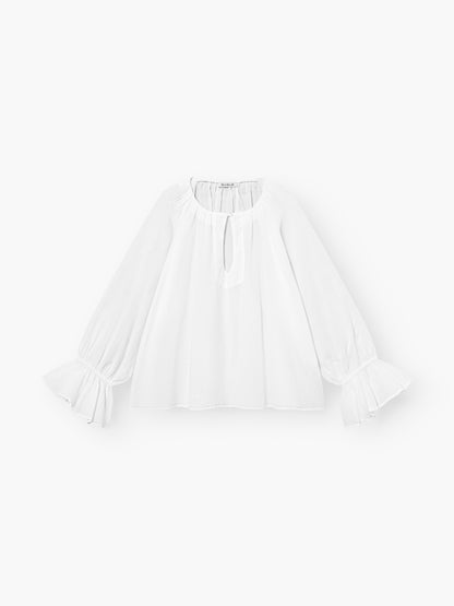 Bluse Carmen Weiß: Weiße, langärmelige Bluse in lockerer Passform mit gerafften Manschetten, gerafftem Halsausschnitt und kleinem Schlüsselloch vorne. Ausgestellt auf einem einfarbig weißen Hintergrund.