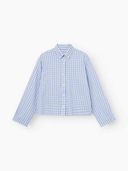 Die Bluse Casual Check in blau-weißem Karo ist ein langärmeliges Hemd mit Kragen und Knopfleiste, das flach auf weißem Hintergrund abgebildet ist.