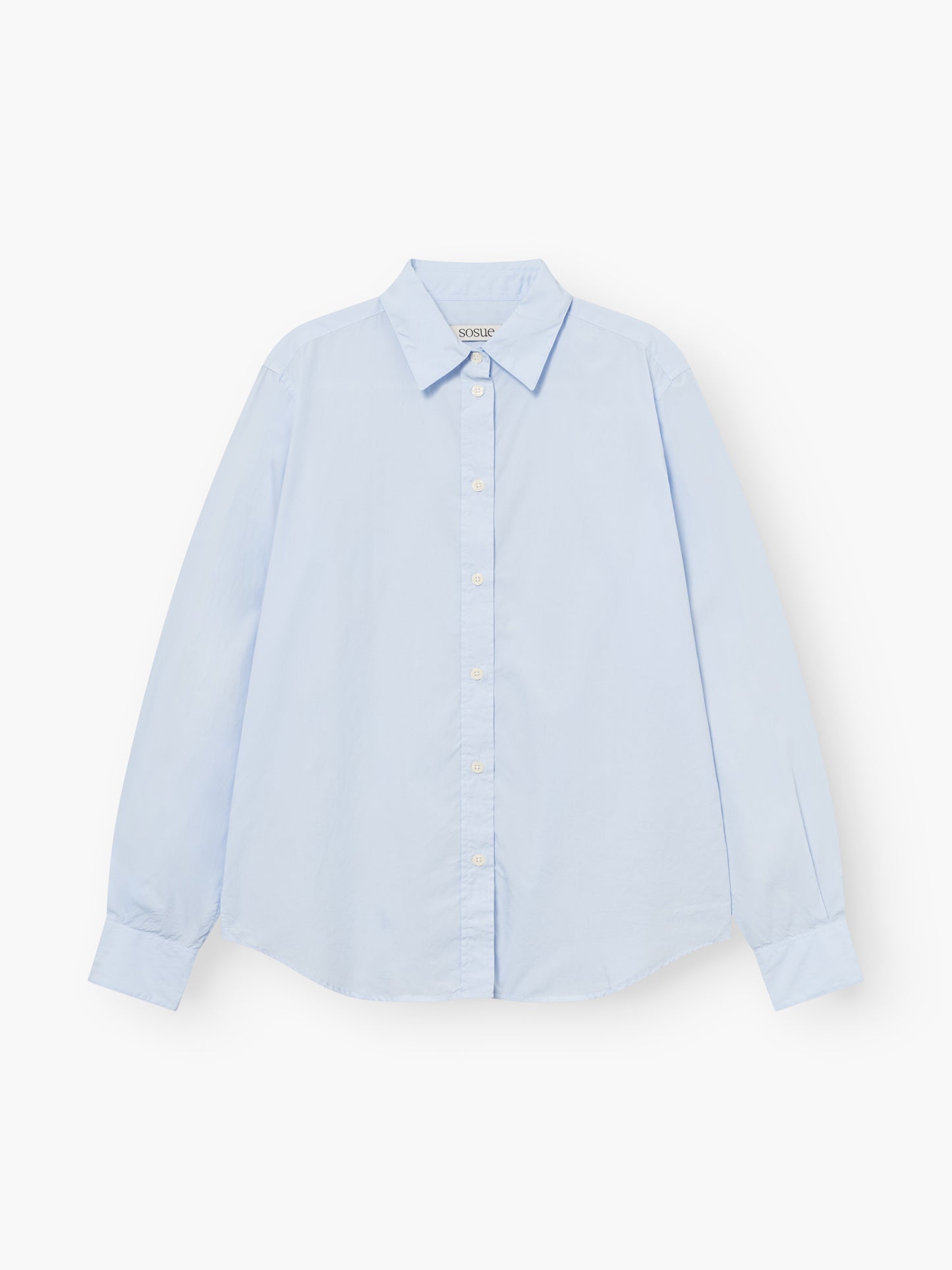 Die Bluse Classic Light Blue ist ein langärmeliges Hemd mit Kragen und Knopfleiste, das sich flach auf weißem Grund präsentiert.