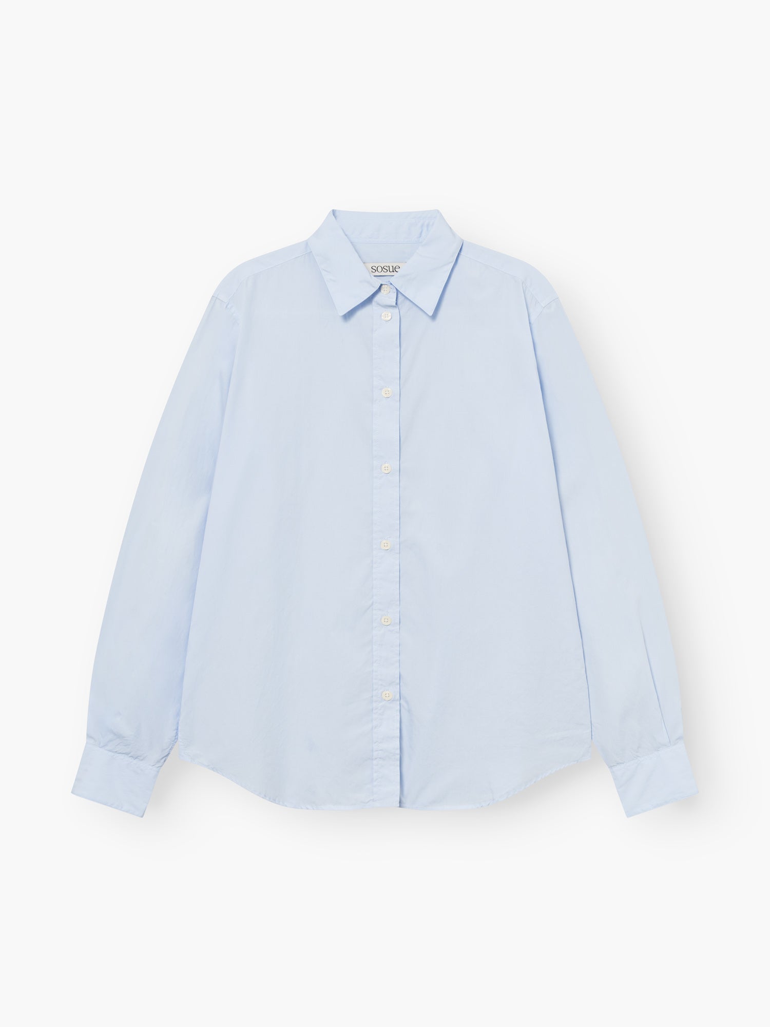 Die Bluse Classic Light Blue ist ein langärmeliges Hemd mit Kragen und Knopfleiste, das sich flach auf weißem Grund präsentiert.