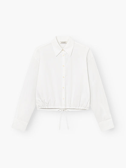 Die Bluse Draw String White ist eine weiße Baumwollbluse für Damen mit langen Ärmeln, einem klassischen Kragen und einem Kordelzug am Saum, die auf einem schlichten weißen Hintergrund abgebildet ist.