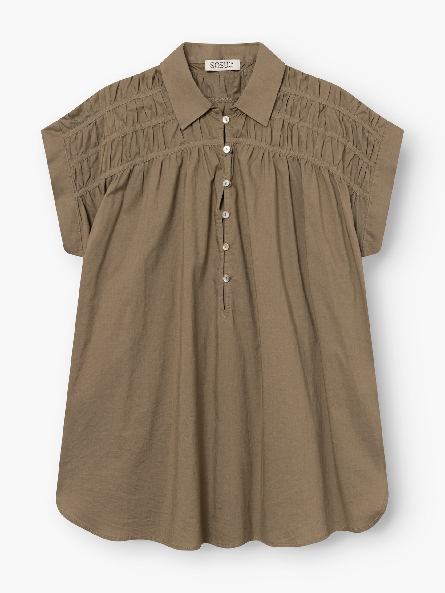 Die Bluse Maui Olive ist eine kurzärmelige, hellbraune Baumwollbluse mit Kragen, Knöpfen vorne, Falten an Brust und Schultern und einem lockeren Schnitt - ideal als luftige Bluse für sommerliche Tage.