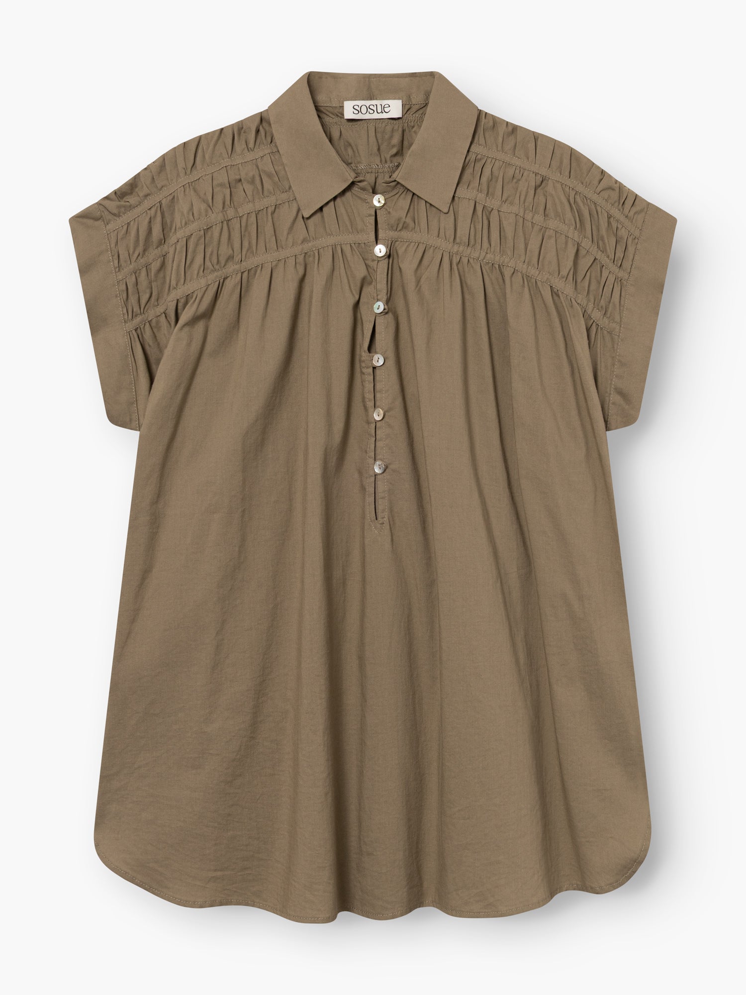 Die Bluse Maui Olive ist eine kurzärmelige, hellbraune Baumwollbluse mit Kragen, Knöpfen vorne, Falten an Brust und Schultern und einem lockeren Schnitt - ideal als luftige Bluse für sommerliche Tage.