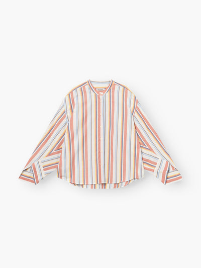 Die Bluse New York Stripes ist ein langärmeliges, kragenloses Button-up-Hemd mit vertikalen orangefarbenen, blauen, gelben und weißen Streifen. Es hat weite Ärmel und einen leicht geschwungenen Saum.
