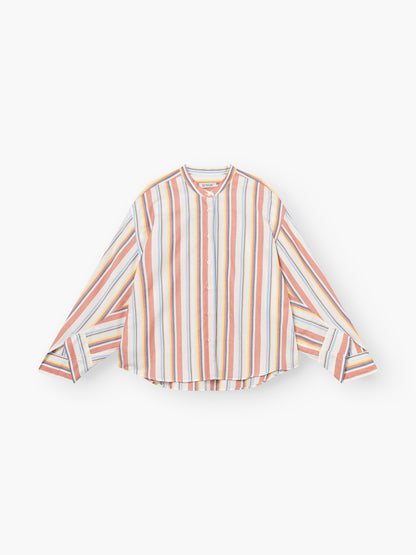 Die Bluse New York Stripes ist ein langärmeliges, kragenloses Button-up-Hemd mit vertikalen orangefarbenen, blauen, gelben und weißen Streifen. Es hat weite Ärmel und einen leicht geschwungenen Saum.