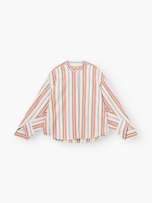 Die Bluse New York Stripes ist ein langärmeliges, kragenloses Button-up-Hemd mit vertikalen orangefarbenen, blauen, gelben und weißen Streifen. Es hat weite Ärmel und einen leicht geschwungenen Saum.