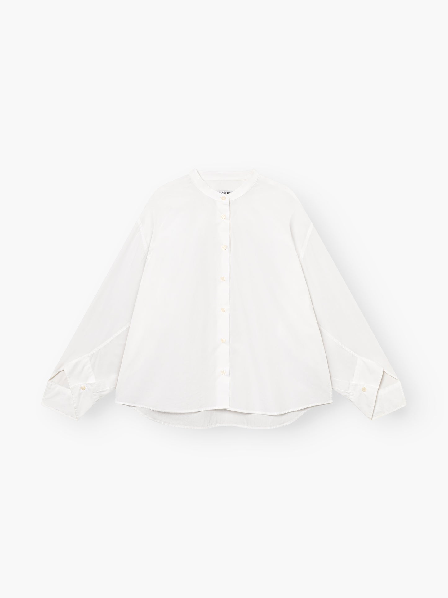 Die Bluse New York White ist ein weißer, langärmeliger Button-up aus Baumwolle mit Rundkragen, Statement-Ärmeln und übergroßen Manschetten auf einem schlichten weißen Hintergrund.