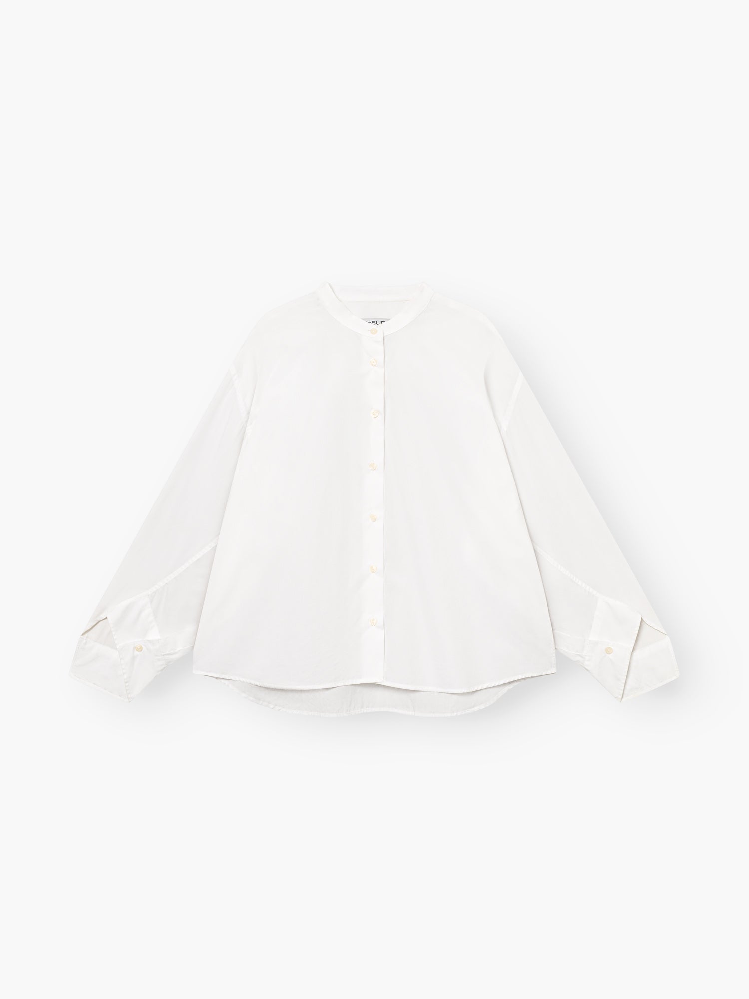 Die Bluse New York White ist ein weißer, langärmeliger Button-up aus Baumwolle mit Rundkragen, Statement-Ärmeln und übergroßen Manschetten auf einem schlichten weißen Hintergrund.