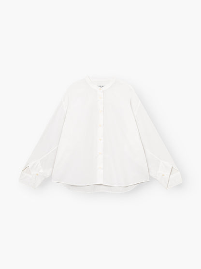 Die Bluse New York White ist ein weißer, langärmeliger Button-up aus Baumwolle mit Rundkragen, Statement-Ärmeln und übergroßen Manschetten auf einem schlichten weißen Hintergrund.