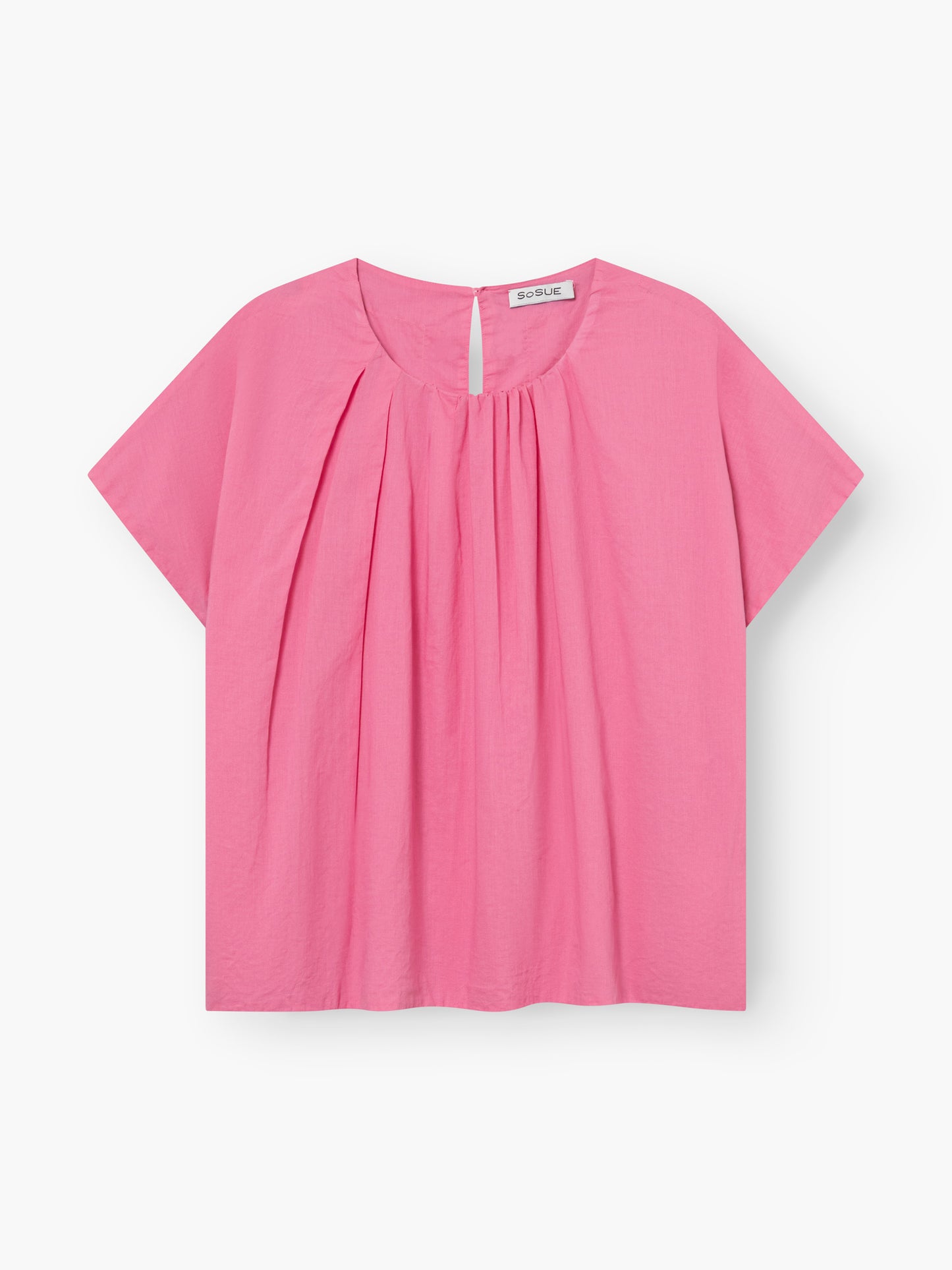 Die Bluse Tulip Pink ist ein kurzärmeliges, locker sitzendes Oberteil mit Rundhalsausschnitt und Falten auf der Vorderseite, das auf weißem Hintergrund gezeigt wird.