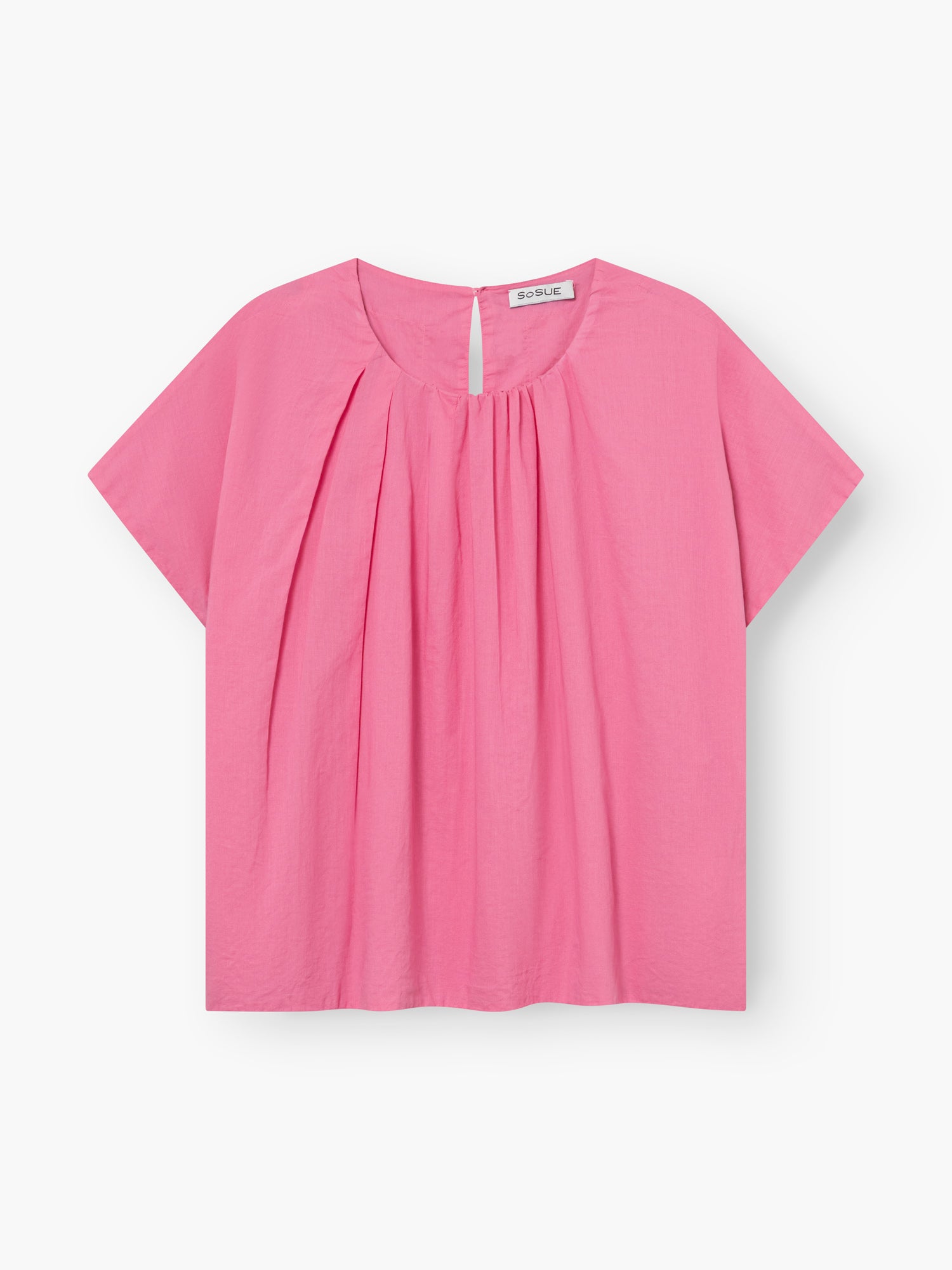 Die Bluse Tulip Pink ist ein kurzärmeliges, locker sitzendes Oberteil mit Rundhalsausschnitt und Falten auf der Vorderseite, das auf weißem Hintergrund gezeigt wird.