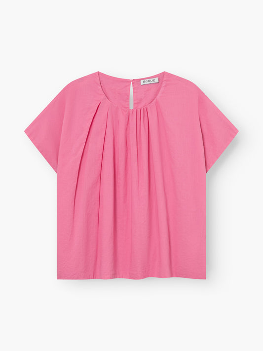 Die Bluse Tulip Pink ist ein kurzärmeliges, locker sitzendes Oberteil mit Rundhalsausschnitt und Falten auf der Vorderseite, das auf weißem Hintergrund gezeigt wird.