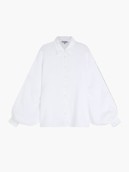 Die Bluse Antonia White zeichnet sich durch einen spitzen Kragen, weite Ballonärmel und eine übergroße Silhouette aus, die auf einem schlichten weißen Hintergrund gezeigt wird.