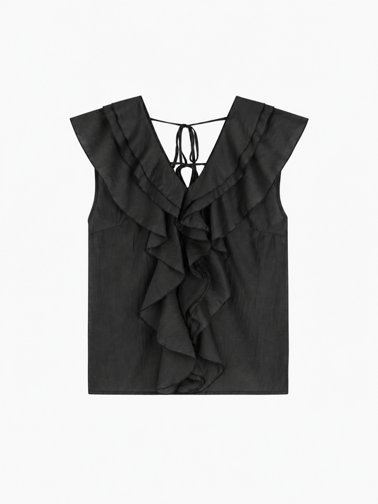 Elegante Sommerbluse für Damen: Das Top „Ruffle black“ besticht durch einen tiefen V-Ausschnitt, auffällige Rüschen vorne und ein Bindeband im Nacken.