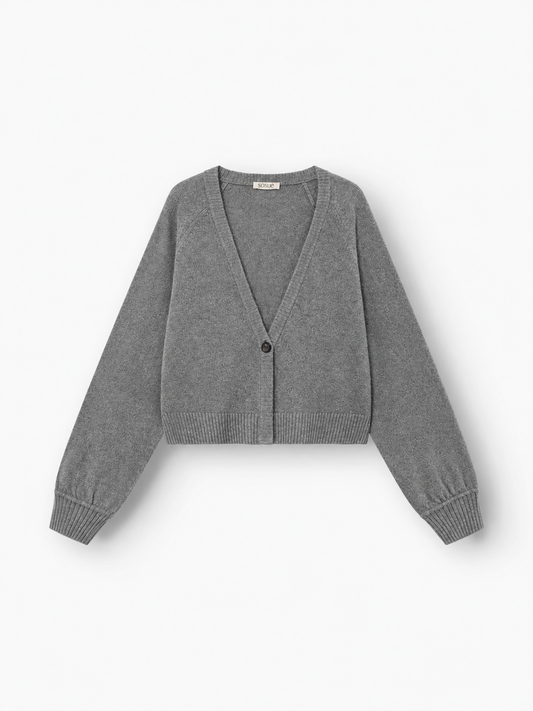 Die Antonia Short Cardigan Grau ist eine graue, langärmelige, kurz geschnittene Strickjacke mit V-Ausschnitt und Ein-Knopf-Verschluss, abgebildet vor weißem Hintergrund.
