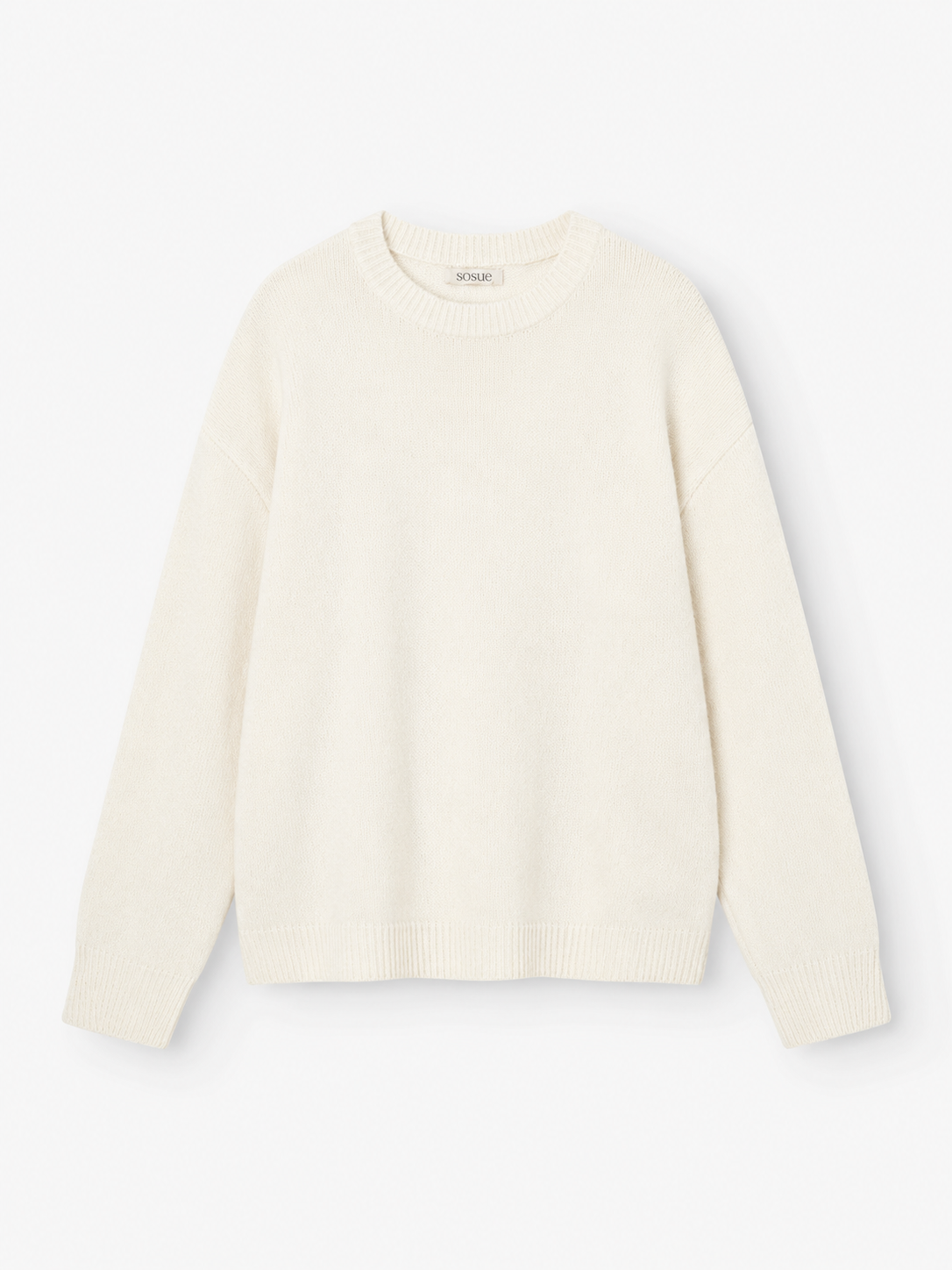 Ein schlichter, langärmeliger Pullover für Damen in Offwhite mit klassischem Rundhalsausschnitt wird flach auf einem weißen Hintergrund präsentiert, wodurch seine weiche Strickstruktur und der zeitlose Stil des Damenpullovers zur Geltung kommen.