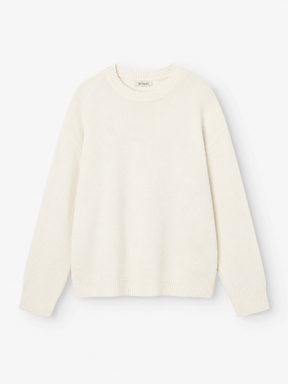 Ein schlichter, langärmeliger Pullover für Damen in Offwhite mit klassischem Rundhalsausschnitt wird flach auf einem weißen Hintergrund präsentiert, wodurch seine weiche Strickstruktur und der zeitlose Stil des Damenpullovers zur Geltung kommen.