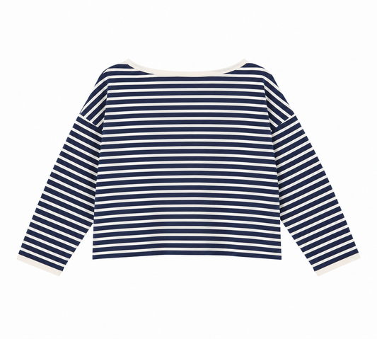 Langärmliges Sweatshirt „Sailor Stripe Navy Ecru“ mit horizontalen Streifen in Marineblau und Ecru, einem breiten U-Boot-Ausschnitt und einer lockeren Passform, dargestellt auf einem schlichten weißen Hintergrund.
