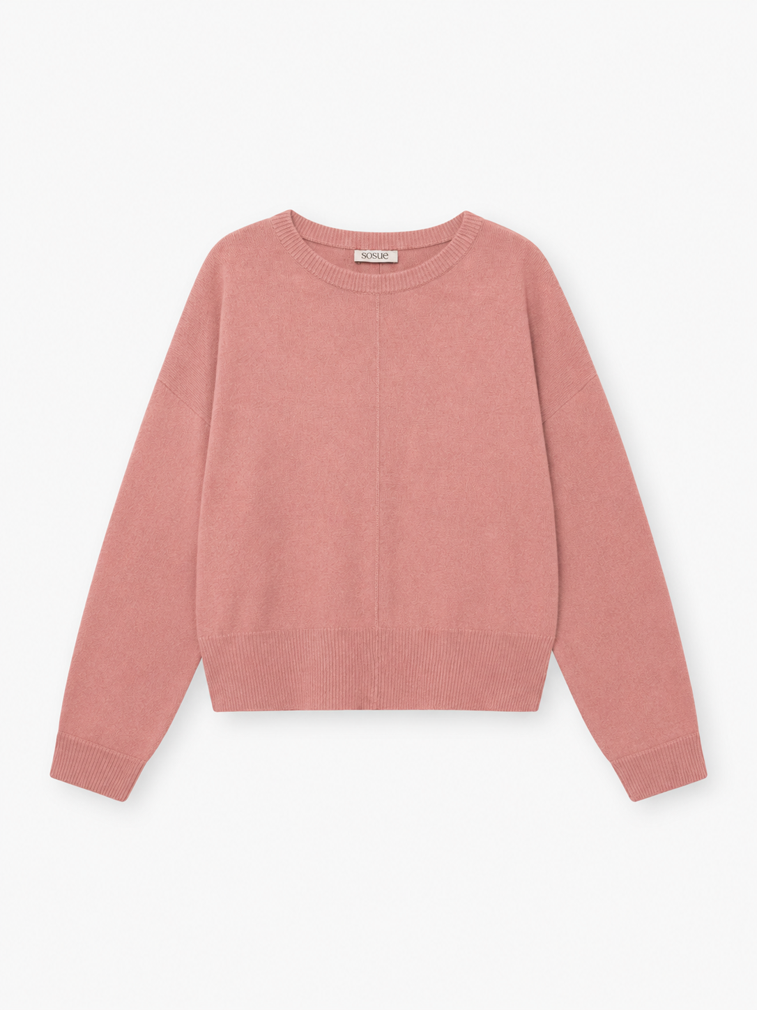 Der Pullover „Charly Altrosa“, ein rosa, langärmeliger Kaschmirpullover mit Rundhalsausschnitt sowie gerippten Bündchen und Saum, liegt flach auf einem weißen Hintergrund.