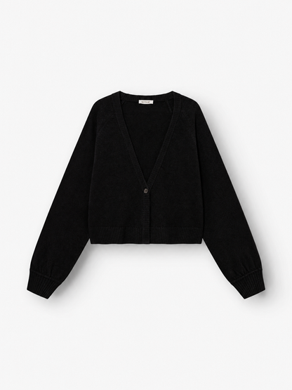 Ein kurzer Cardigan „Antonia“ in Schwarz – gefertigt aus schwarzer Merinowolle und Kaschmir, mit langen Ärmeln, einer verkürzten Passform, gerippten Bündchen und Saum sowie einem einzelnen Knopf vorne – vor weißem Hintergrund.