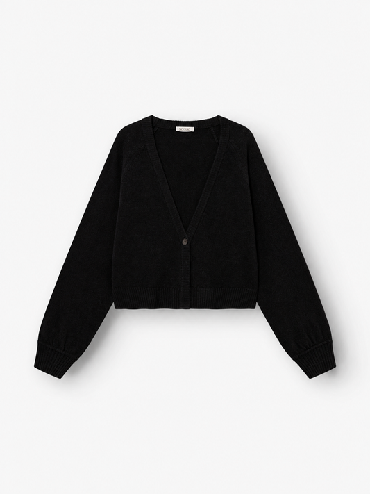 Ein kurzer Cardigan „Antonia“ in Schwarz – gefertigt aus schwarzer Merinowolle und Kaschmir, mit langen Ärmeln, einer verkürzten Passform, gerippten Bündchen und Saum sowie einem einzelnen Knopf vorne – vor weißem Hintergrund.