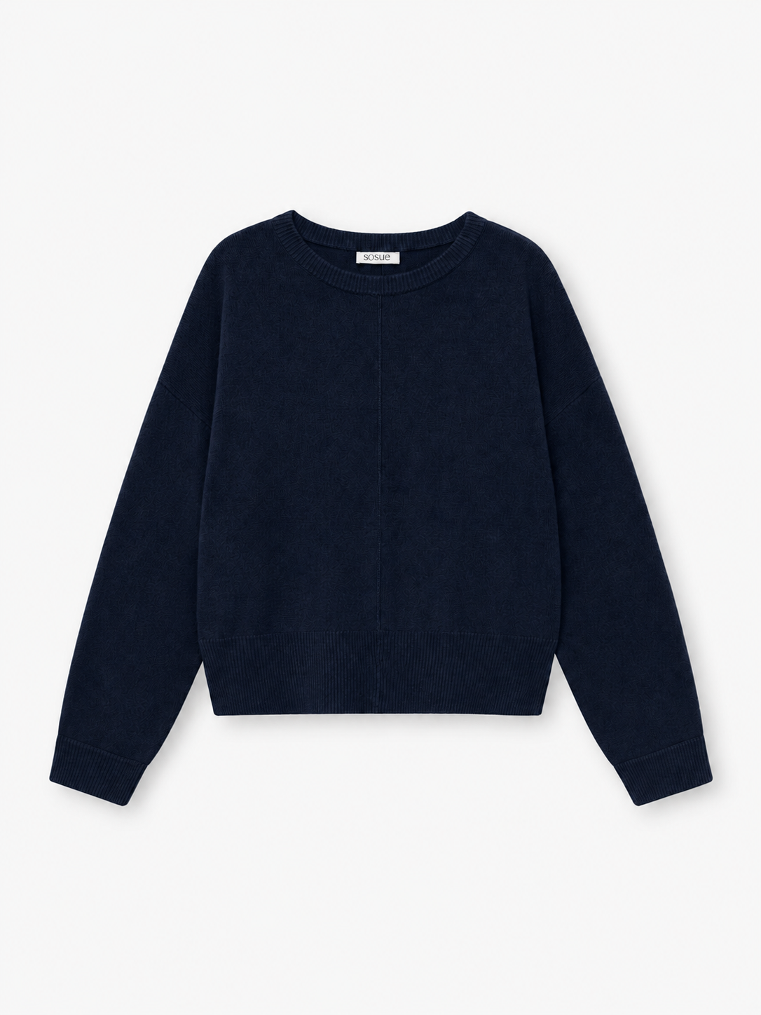 Der Pullover „Charly Dunkelblau“ ist ein einfarbiger, langärmeliger Damenpullover mit Rundhalsausschnitt, der an den Ärmelbündchen, am Saum und am Halsausschnitt gerippt ist und hier vor weißem Hintergrund abgebildet ist.