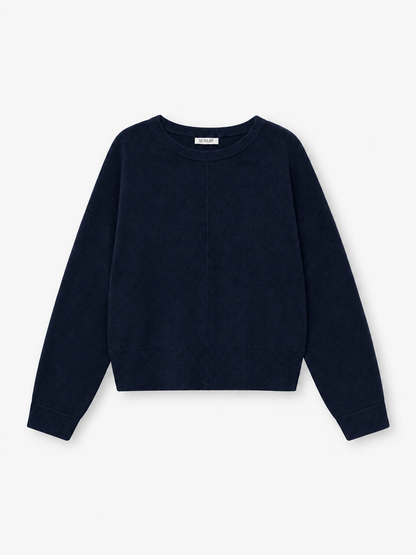 Der Pullover „Charly Dunkelblau“ ist ein einfarbiger, langärmeliger Damenpullover mit Rundhalsausschnitt, der an den Ärmelbündchen, am Saum und am Halsausschnitt gerippt ist und hier vor weißem Hintergrund abgebildet ist.