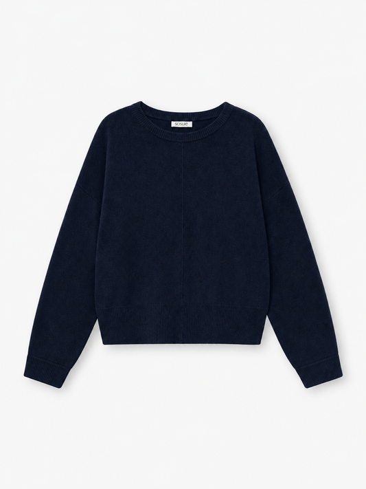 Der Pullover „Charly Dunkelblau“ ist ein einfarbiger, langärmeliger Damenpullover mit Rundhalsausschnitt, der an den Ärmelbündchen, am Saum und am Halsausschnitt gerippt ist und hier vor weißem Hintergrund abgebildet ist.