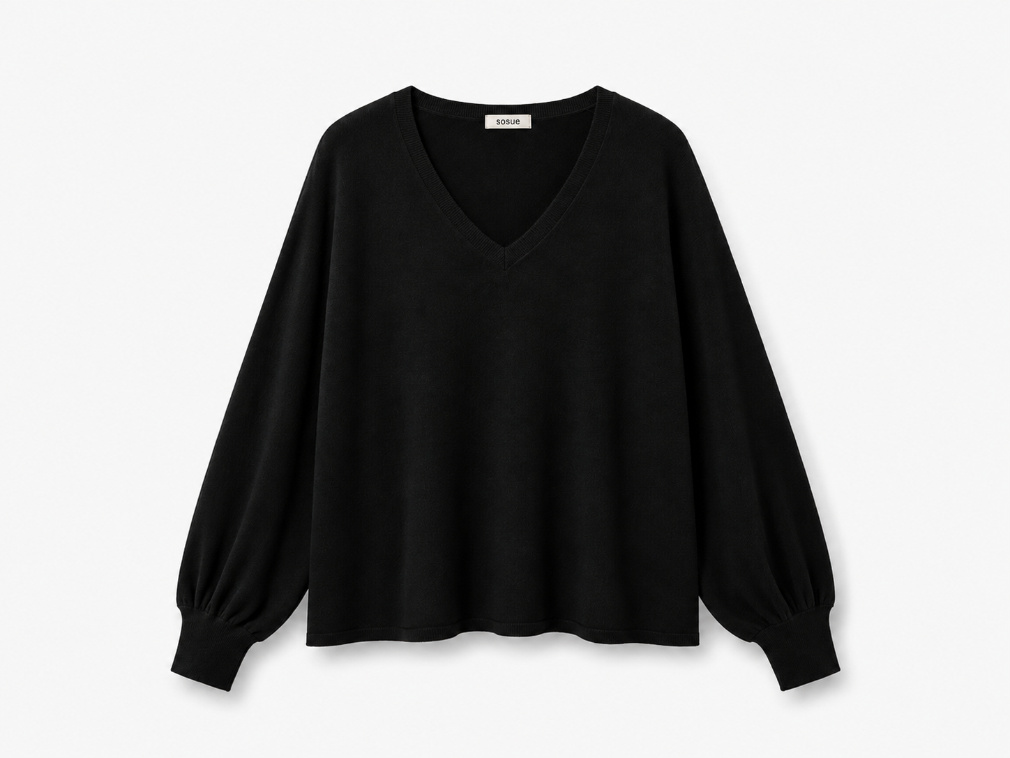 Ein Pullover „Antonia“ mit V-Ausschnitt in Schwarz, mit schwarzen langen Ärmeln, einem klassischen V-Ausschnitt, der von einem Pullover mit V-Ausschnitt inspiriert ist, und breiten, gerafften Ärmelbündchen, flach auf einem weißen Hintergrund präsentiert.