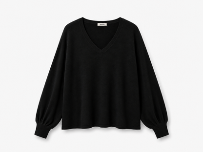 Ein Pullover „Antonia“ mit V-Ausschnitt in Schwarz, mit schwarzen langen Ärmeln, einem klassischen V-Ausschnitt, der von einem Pullover mit V-Ausschnitt inspiriert ist, und breiten, gerafften Ärmelbündchen, flach auf einem weißen Hintergrund präsentiert.