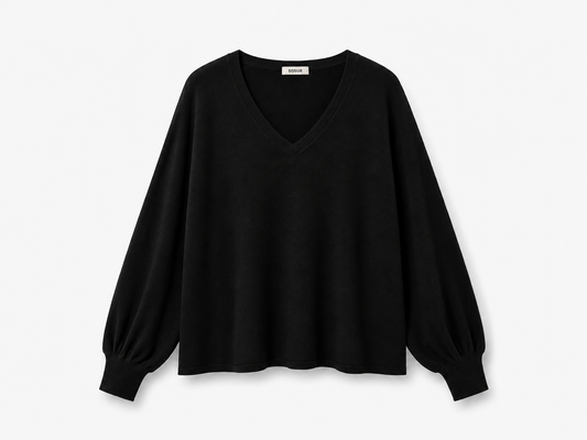 Ein Pullover „Antonia“ mit V-Ausschnitt in Schwarz, mit schwarzen langen Ärmeln, einem klassischen V-Ausschnitt, der von einem Pullover mit V-Ausschnitt inspiriert ist, und breiten, gerafften Ärmelbündchen, flach auf einem weißen Hintergrund präsentiert.