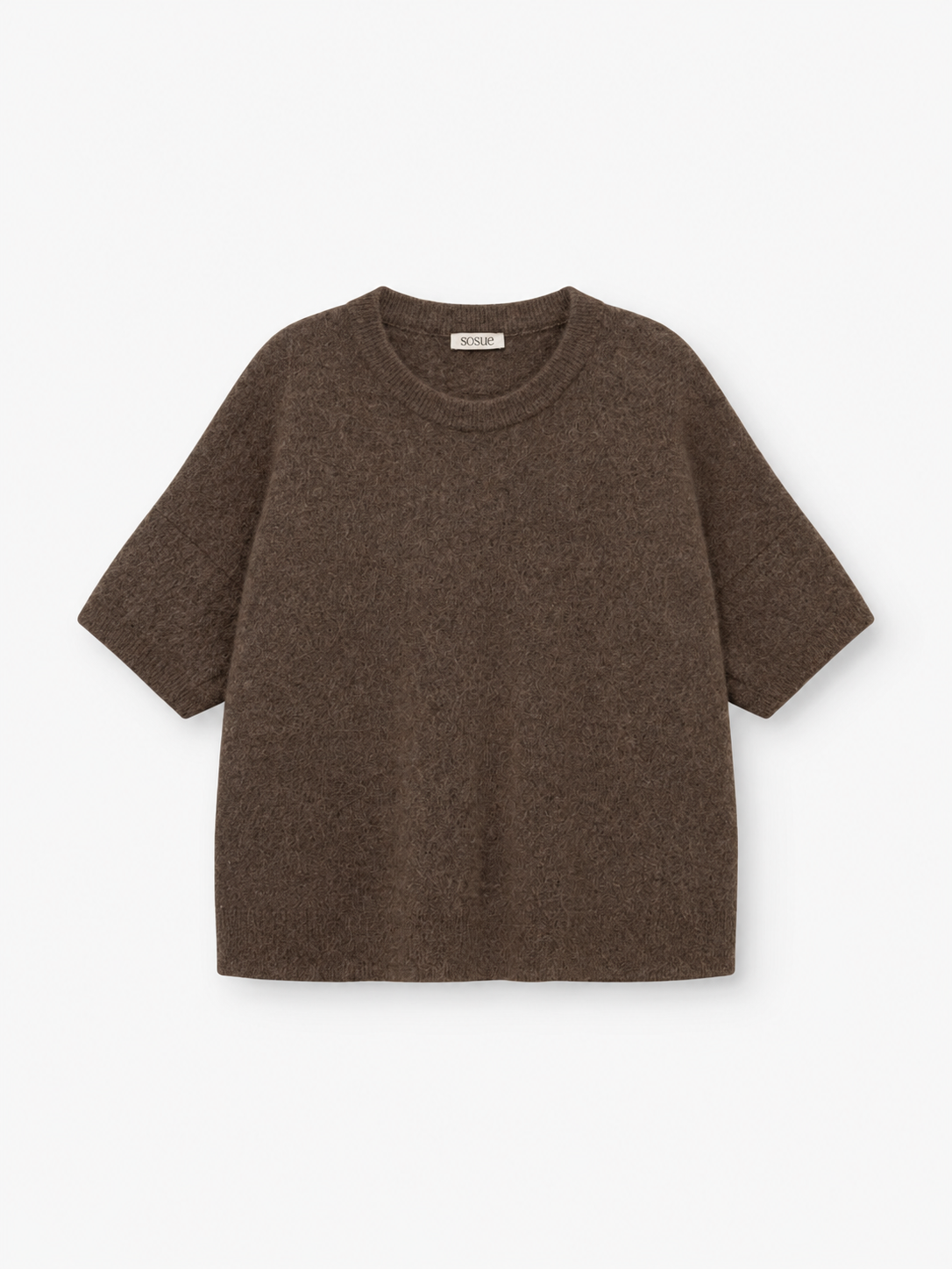 Auf weißem Hintergrund ist ein „Bear T-Shirt Braun“ abgebildet. Dieses braune, kurzärmelige Damen-Strickshirt mit Rundhalsausschnitt besticht durch eine lockere Passform und eine weiche, strukturierte Optik.