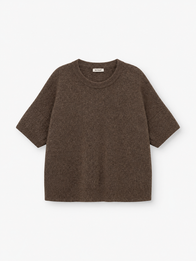 Auf weißem Hintergrund ist ein „Bear T-Shirt Braun“ abgebildet. Dieses braune, kurzärmelige Damen-Strickshirt mit Rundhalsausschnitt besticht durch eine lockere Passform und eine weiche, strukturierte Optik.