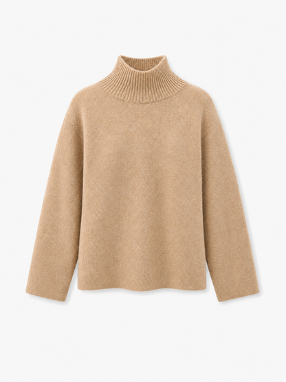 Bear Turtle Vol. 2 Camel – Damen-Rollkragenpullover in Beige mit langen Ärmeln, lockerem Schnitt und geripptem Rollkragen auf weißem Hintergrund. Das schlichte, lässige Design macht diesen Strickpullover zu einem vielseitigen Begleiter für jede Garderobe.