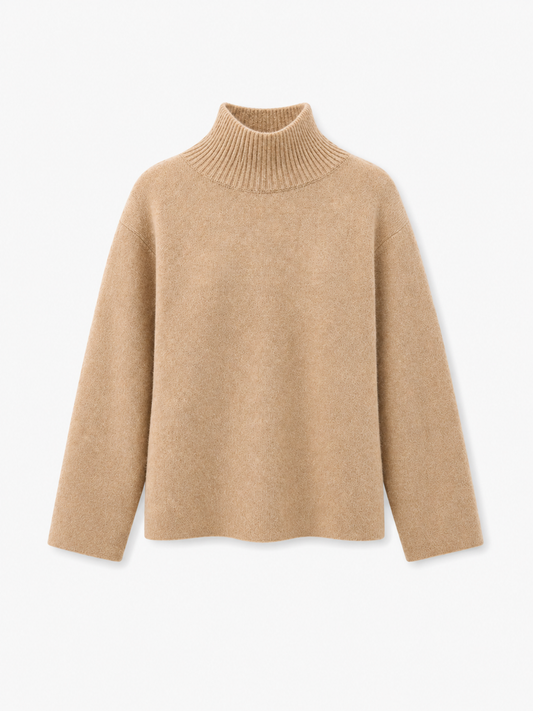 Bear Turtle Vol. 2 Camel – Damen-Rollkragenpullover in Beige mit langen Ärmeln, lockerem Schnitt und geripptem Rollkragen auf weißem Hintergrund. Das schlichte, lässige Design macht diesen Strickpullover zu einem vielseitigen Begleiter für jede Garderobe.