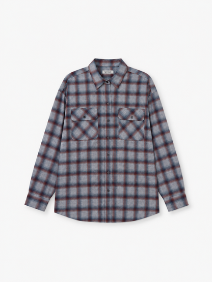 „Ted Flanell Check“ ist ein langärmeliges Damenhemd mit Knopfleiste, das sich durch ein blau-grau-rotes Karomuster, zwei Brusttaschen mit Knopfklappen und einen Kragen auszeichnet, dargestellt auf weißem Hintergrund.