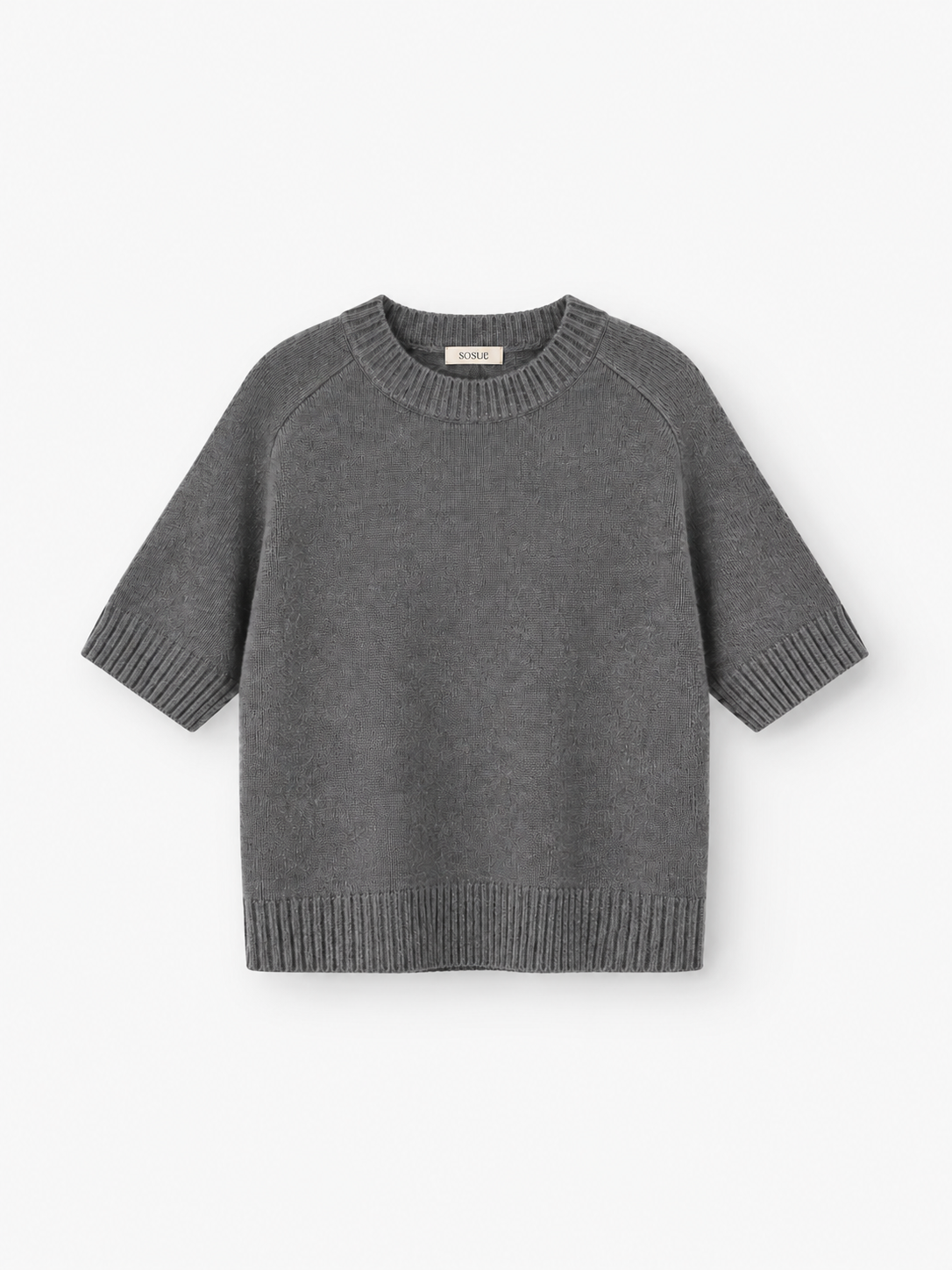 Joana T-Shirt: Ein graues, kurzärmeliges Strick-T-Shirt mit gerippten Bündchen, Saum und Kragen, gefertigt aus einer luxuriösen Merinowolle-Mischung und auf weißem Hintergrund abgebildet.