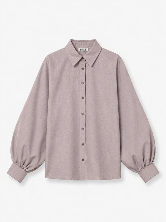 Eine taupefarbene, langärmelige Damenbluse mit Knopfleiste, spitzem Kragen und gerafften Ärmelbündchen, flach auf weißem Hintergrund präsentiert. Diese Bluse „Antonia Slim Flannel Taupe“ ist aus hochwertigem Flanell gefertigt und bietet höchsten Tragekomfort und Stil.