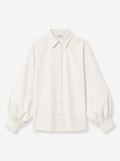 Die Bluse „Antonia Slim Flannel Offwhite“ ist ein langärmeliges, cremefarbenes Hemd aus hochwertiger Baumwolle mit klassischem Kragen, breiten Manschetten und leicht gepufften Ärmeln, flach auf einem weißen Hintergrund liegend.