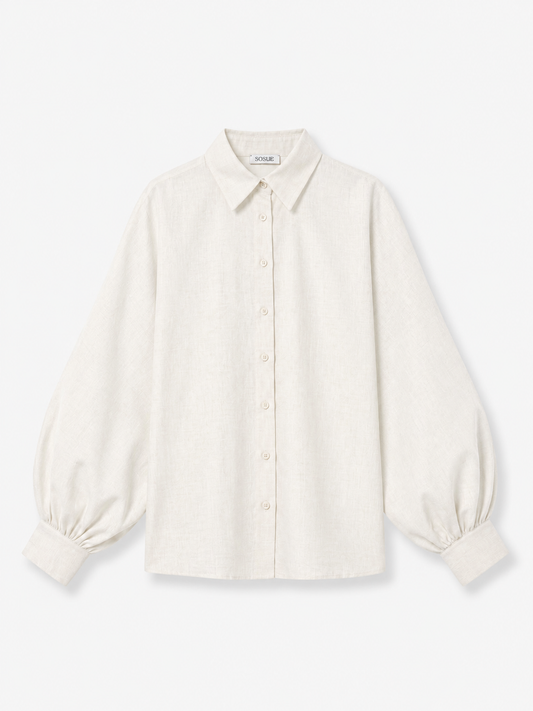 Die Bluse „Antonia Slim Flannel Offwhite“ ist ein langärmeliges, cremefarbenes Hemd aus hochwertiger Baumwolle mit klassischem Kragen, breiten Manschetten und leicht gepufften Ärmeln, flach auf einem weißen Hintergrund liegend.