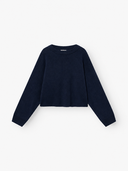 Ein marineblauer Pullover mit langen Ärmeln und Rundhalsausschnitt wird flach vor einem weißen Hintergrund präsentiert. Dieser elegante Pullover „Giulia Dunkelblau“ ist eine zeitlose Wahl unter den Damenpullovern und passt perfekt in jede Garderobe.