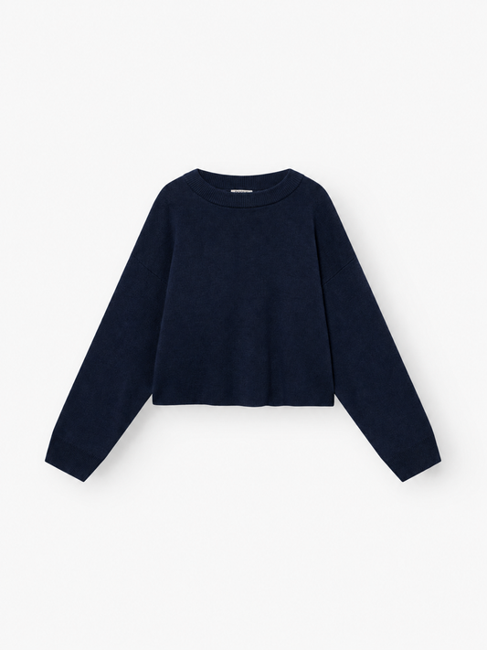 Ein marineblauer Pullover mit langen Ärmeln und Rundhalsausschnitt wird flach vor einem weißen Hintergrund präsentiert. Dieser elegante Pullover „Giulia Dunkelblau“ ist eine zeitlose Wahl unter den Damenpullovern und passt perfekt in jede Garderobe.