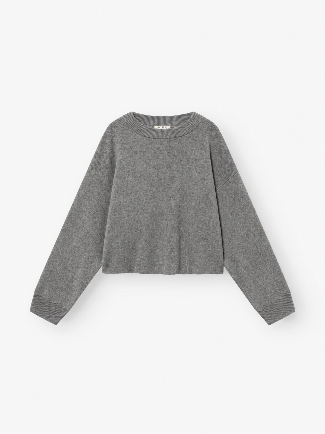 Der Pullover „Giulia Grau“ ist ein schlichter, langärmeliger Damenstrickpullover aus Merinowolle mit klassischem Rundhalsausschnitt, leicht lockerem Schnitt sowie gerippten Bündchen und Saum. Auf weißem Hintergrund präsentiert, ist er der perfekte Begleiter für kühle Tage.