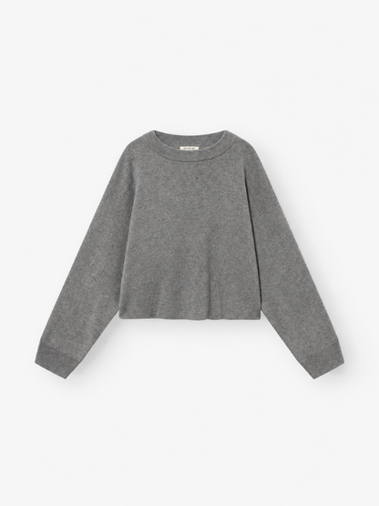 Der Pullover „Giulia Grau“ ist ein schlichter, langärmeliger Damenstrickpullover aus Merinowolle mit klassischem Rundhalsausschnitt, leicht lockerem Schnitt sowie gerippten Bündchen und Saum. Auf weißem Hintergrund präsentiert, ist er der perfekte Begleiter für kühle Tage.